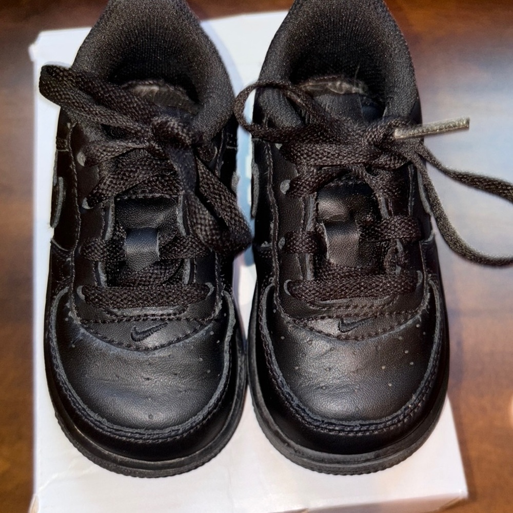 Nike Force 1 Black Sneakers Classic Design